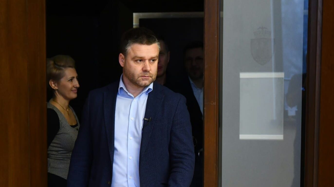 Primăria Capitalei reduce cu 400 de posturi prin comasare de instituții Primarul general al Capitalei, Ciprian Ciucu, a anunțat o reorganizare majoră a instituțiilor subordonate, care va conduce la reducerea a 400 de posturi din cadrul Primăriei