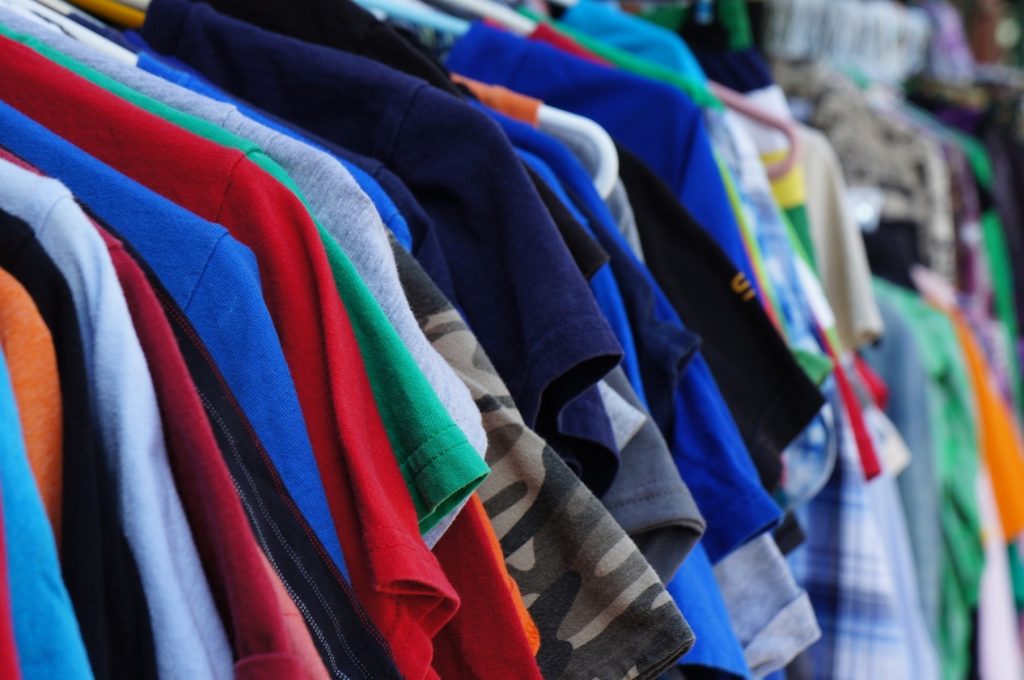 Măsuri sporite pentru importul de haine second-hand: România, o țară atentă la deșeuri Ministerul Mediului, condus de Diana Buzoianu, a publicat spre dezbatere publică un proiect de ordonanță de urgență care vizează înăsprirea regulilor pentru importul de produse second-hand