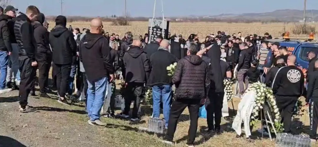 Comemorare emoționantă la locul tragediei din Timiș: Suporteri greci și români, uniți în amintire Timișoara, 9 martie 2024 – Zeci de suporteri greci de la PAOK Salonic, împreună cu fani ai echipei Poli Timișoara, s-au reunit sâmbătă la locul accidentului tragic din județul Timiș, pentru a comemora victimele