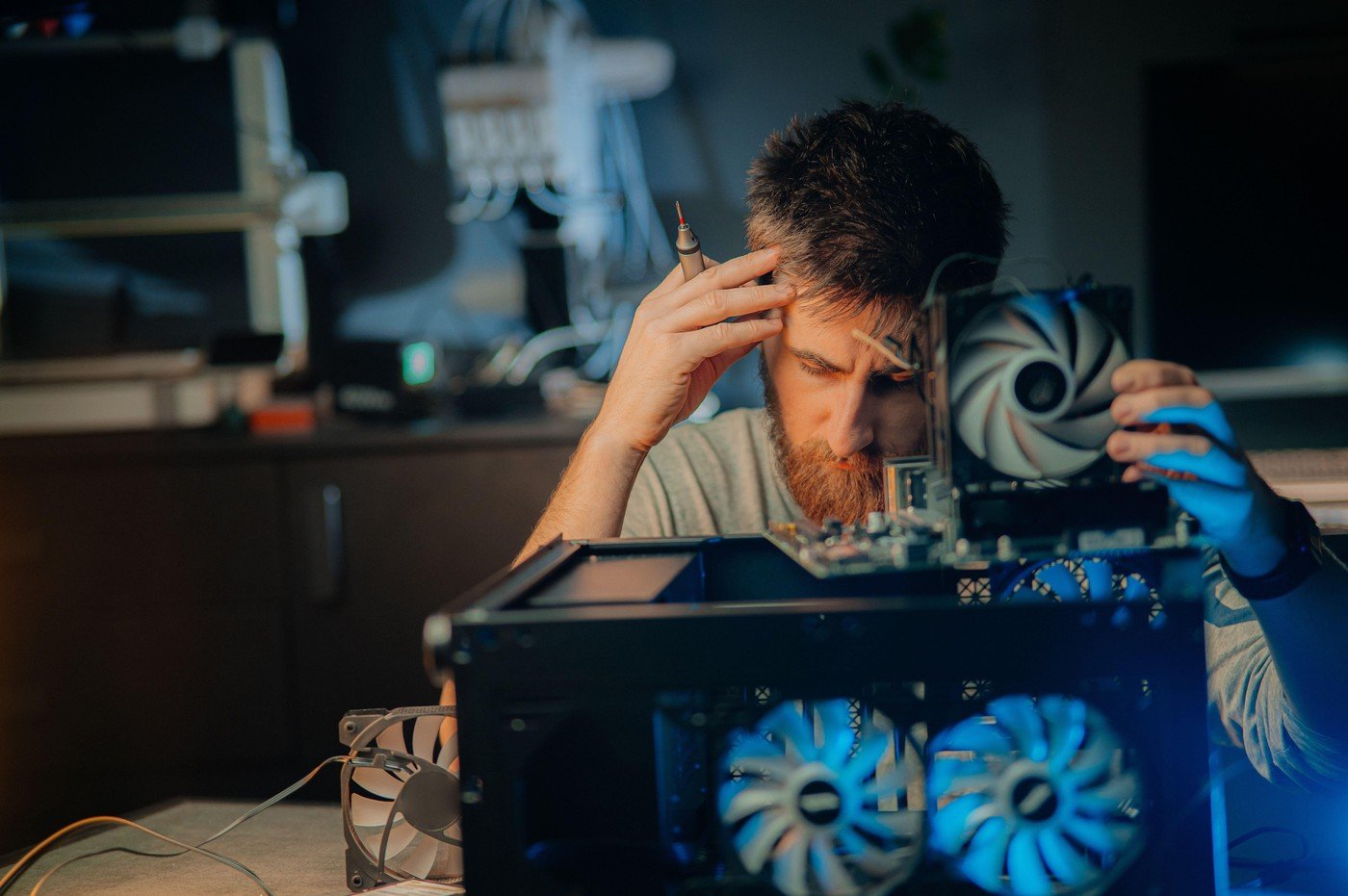 Cumpărături IT second-hand: componenta PC care îți pot aduce mai multe bătăi de cap decât economii Achiziționarea componentelor pentru calculator la mâna a doua poate părea o soluție atractivă pentru a economisi bani, însă vine la pachet cu riscuri considerabile