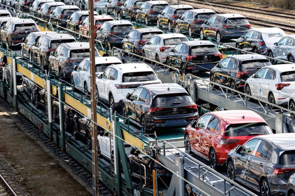Volkswagen respinge planul de concedieri masive în Germania Grupul Volkswagen a respins propunerea consultanților de a închide mai multe fabrici din Germania și de a reloca producția în țări cu forță de muncă mai ieftină