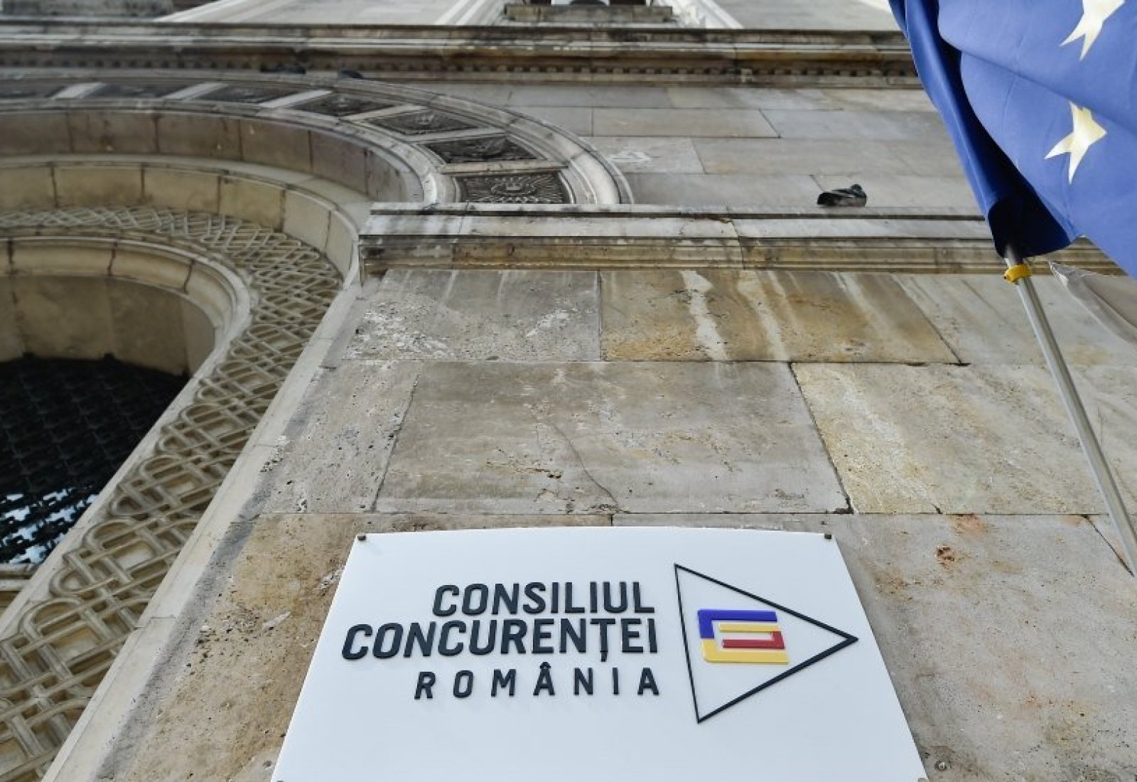 Consiliul Concurenței analizează preluarea Carrefour de către Pavăl Holding Consiliul Concurenței a demarat o investigație pentru a evalua posibilele efecte asupra pieței de retail din România, în urma intenției Pavăl Holding, grupul de investiții al familiei Pavăl (cunoscută pentru Dedeman), de a prelua operațiunile Carrefour