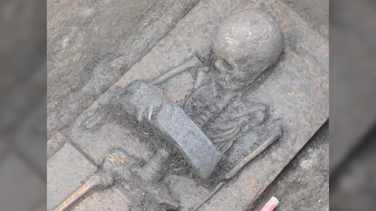 Centuri de bronz și secretele copiilor războinici: o descoperire arheologică din Italia Două centuri de bronz, specifice războinicilor, descoperite în mormintele unor copii din necropola Pontecagnano, Italia, au stârnit un interes major în rândul arheologilor