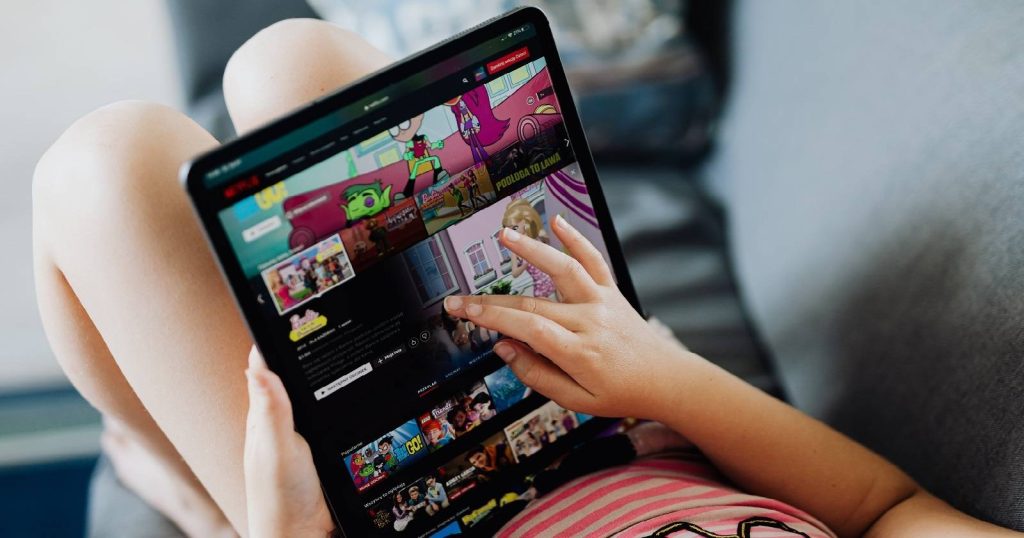 Cum protejezi copiii de conținutul inadecvat pe platformele de streaming În era digitală, platformele de streaming video au devenit o parte integrantă a vieții copiilor, oferind acces facil la o gamă largă de filme și seriale