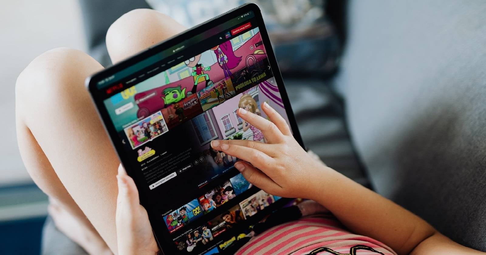 Cum protejezi copiii de conținutul inadecvat pe platformele de streaming În era digitală, platformele de streaming video au devenit o parte integrantă a vieții copiilor, oferind acces facil la o gamă largă de filme și seriale