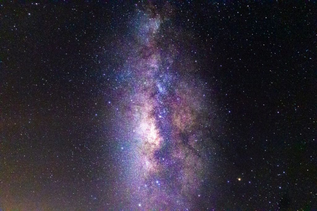 Universul, un loc cu miros de zmeură și promisiuni cosmice Cercetătorii au descoperit în spațiul cosmic un nor molecular care emană un miros specific de zmeură și rom, o descoperire care, deși nu oferă un cocktail cosmic, deschide noi perspective despre compoziția universului