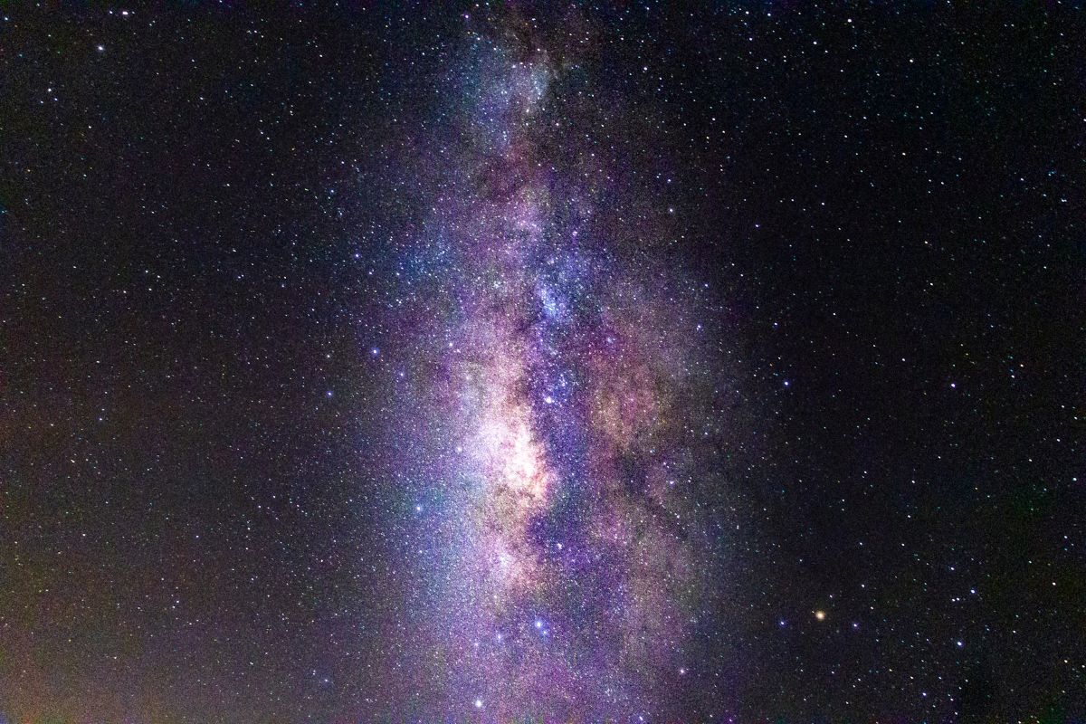 Universul, un loc cu miros de zmeură și promisiuni cosmice Cercetătorii au descoperit în spațiul cosmic un nor molecular care emană un miros specific de zmeură și rom, o descoperire care, deși nu oferă un cocktail cosmic, deschide noi perspective despre compoziția universului