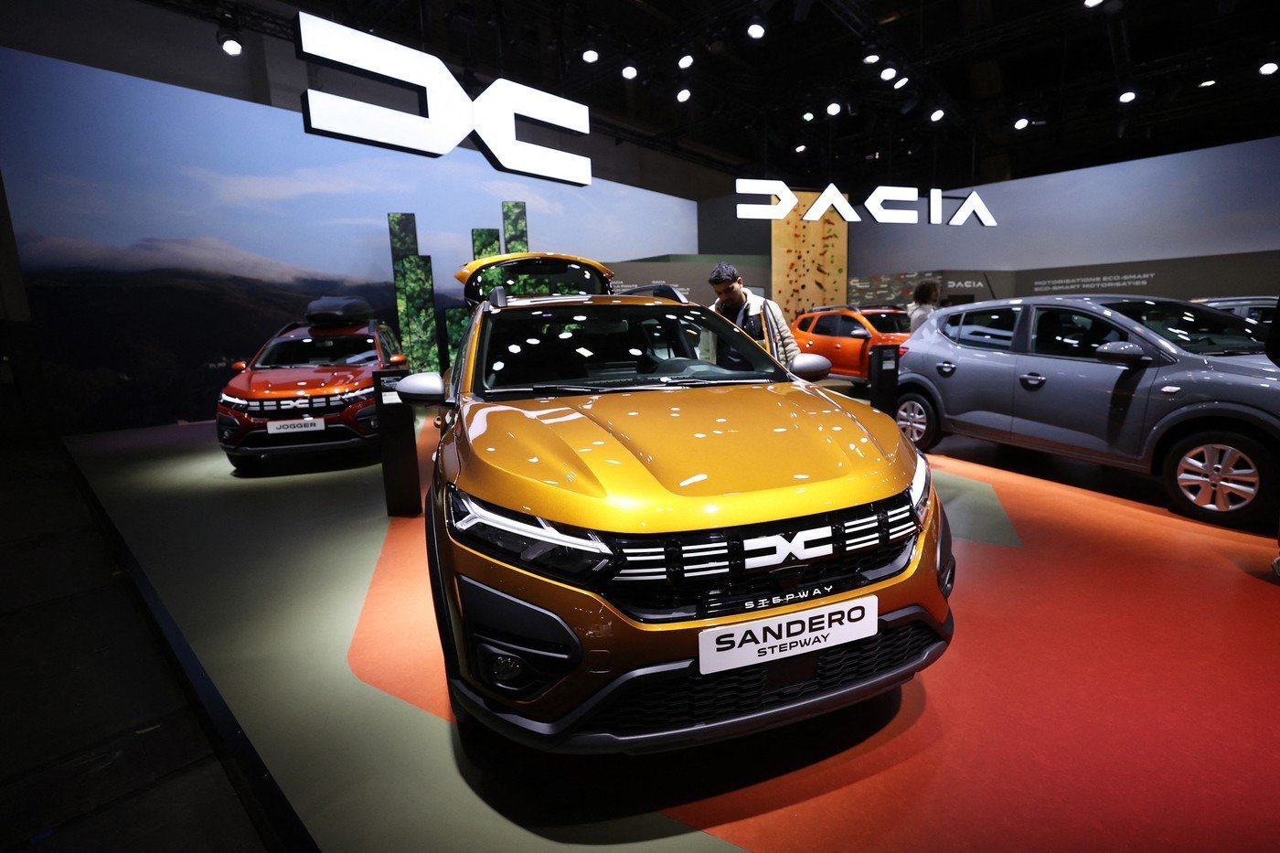 Dacia intră în era electrică: Patru modele noi până în 2030 Dacia, producătorul autohton renumit pentru mașinile sale accesibile, își propune să electrifice gama de modele