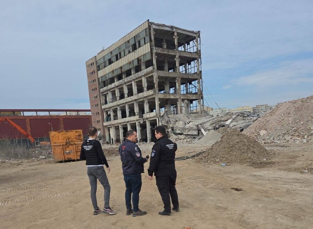Amendă de 10.000 de lei pentru demolări fără autorizație în Sectorul 2 Proprietarul unui imobil din Sectorul 2 a fost amendat cu 10.000 de lei pentru demolarea unei clădiri fără a deține autorizația necesară, a anunțat recent administrația locală