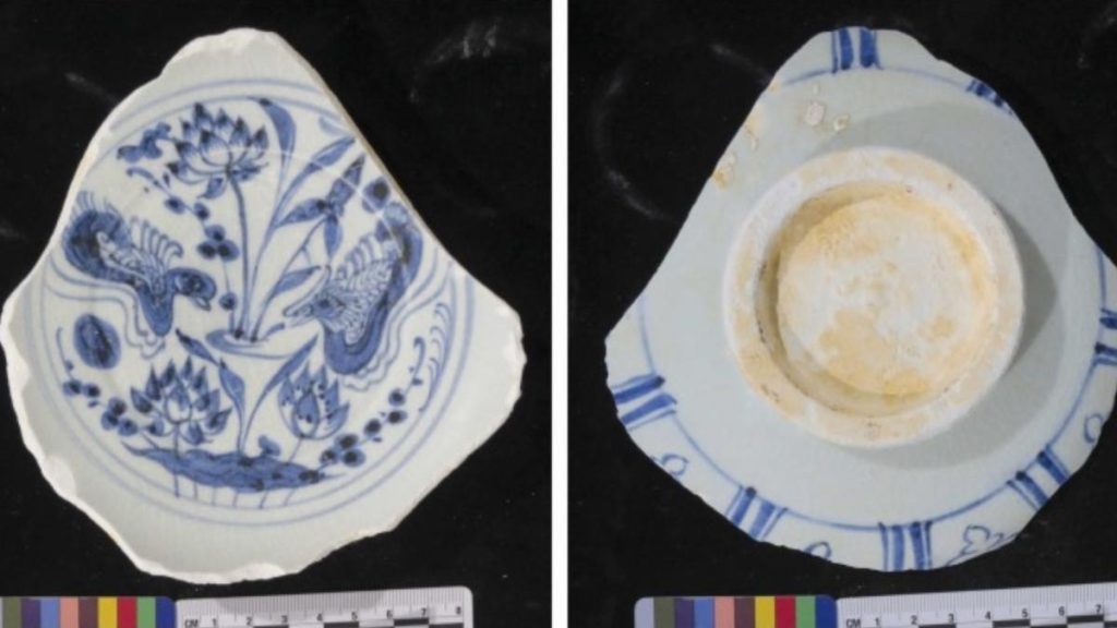 Descoperire spectaculoasă: O încărcătură impresionantă de porțelan chinezesc medieval, scoasă la lumină O epavă descoperită în largul coastelor Singaporelui a scos la iveală o încărcătură impresionantă de porțelan albastru-și-alb din perioada dinastiei Yuan (secolul al XIV-lea), oferind o perspectivă valoroasă asupra comerțului maritim medieval