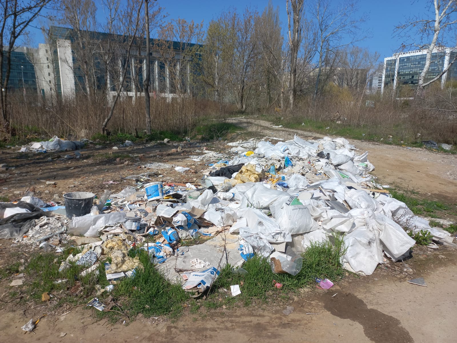 Guvernul vrea să limiteze importurile de bunuri second-hand pentru a reduce poluarea Ministerul Mediului propune o ordonanță de urgență pentru a controla mai strict importul de produse second-hand în România
