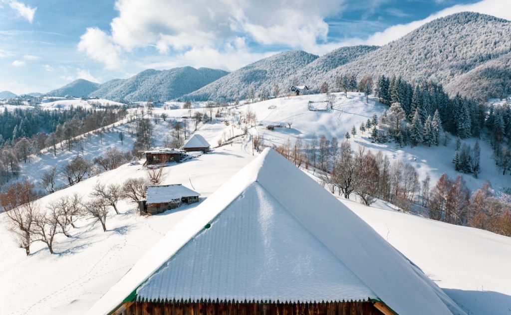 România, destinație de iarnă: Munți, sate și peisaje spectaculoase România se prezintă drept o destinație de vacanță atractivă în sezonul rece, cu o varietate de peisaje și regiuni care oferă experiențe distincte