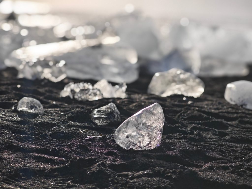 Diamantul hexagonal, mai dur decât cel clasic, creat în laborator de cercetătorii chinezi O echipă de cercetători chinezi a reușit să creeze în laborator un tip de diamant hexagonal, despre care se spune că ar putea fi mai dur decât diamantul cubic, forma clasică a acestui material prețios