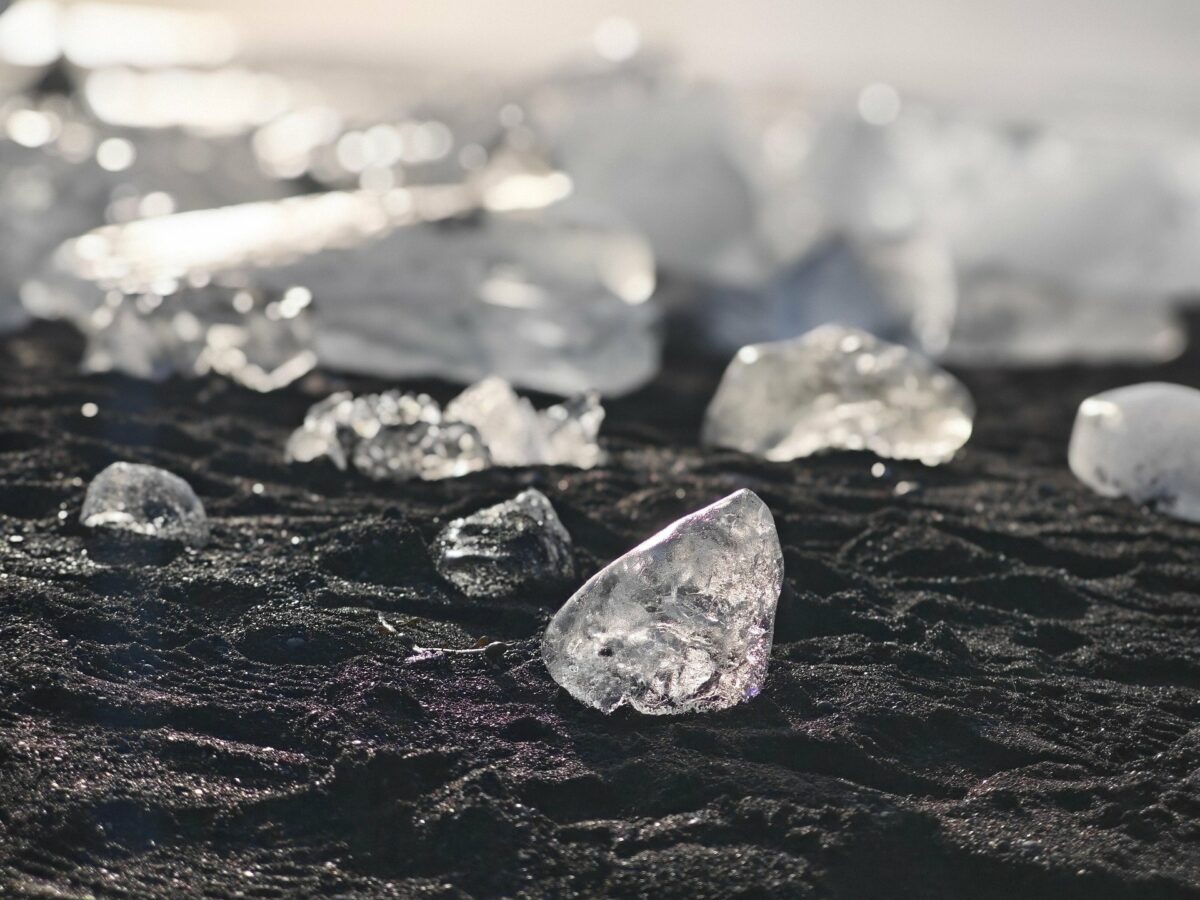 O echipă de cercetători chinezi a reușit să creeze și să testeze mostre pure din lonsdaleit, o formă de diamant hexagonal, descoperind că acesta este mai dur decât diamantul cubic, considerat cel mai rezistent material natural existent