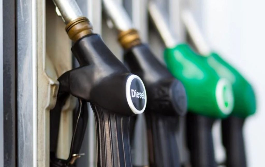 Prețurile carburanților continuă să urce: Motorina, din nou mai scumpă la început de martie Benzina standard se vindea dimineața pe 6 martie cu 8,20 lei pe litru, în timp ce motorina standard a atins 8,60 lei pe litru, la o benzinărie din Sectorul 6 al Capitalei