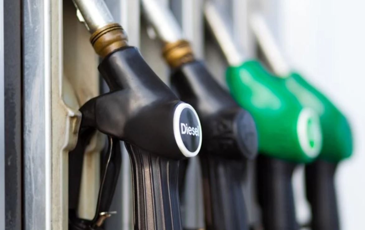 Prețurile carburanților continuă să urce: Motorina, din nou mai scumpă la început de martie Benzina standard se vindea dimineața pe 6 martie cu 8,20 lei pe litru, în timp ce motorina standard a atins 8,60 lei pe litru, la o benzinărie din Sectorul 6 al Capitalei