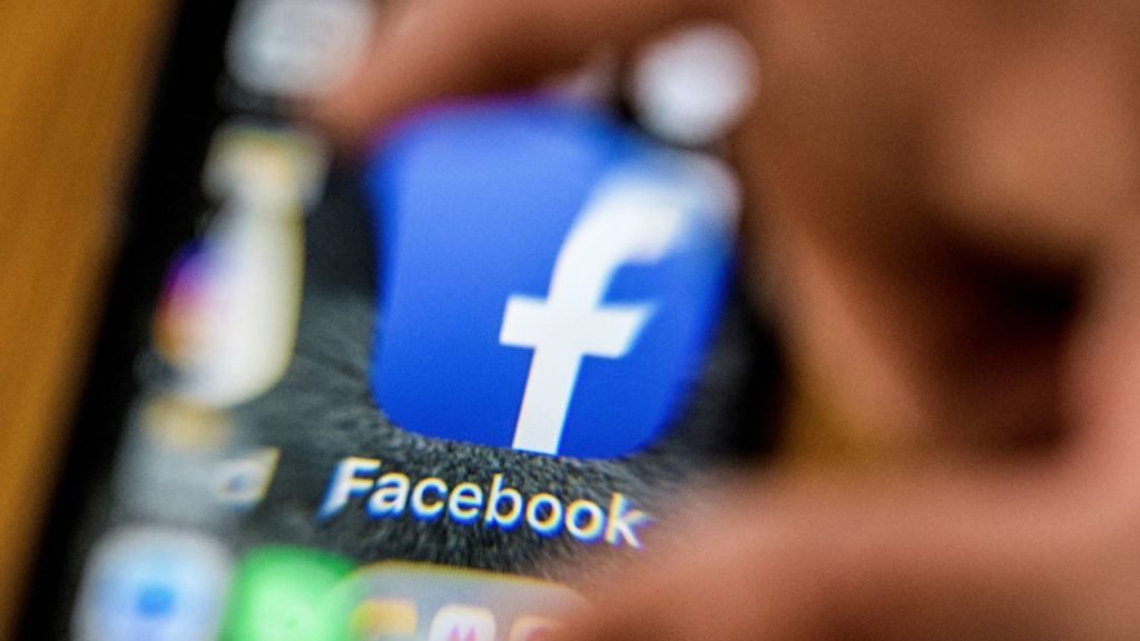 Facebook, blocat temporar: ce înseamnă mesajul „cont temporar indisponibil” Utilizatorii Facebook din întreaga lume s-au confruntat cu dificultăți de acces la conturi, fiind întâmpinați de mesajul „cont temporar indisponibil”