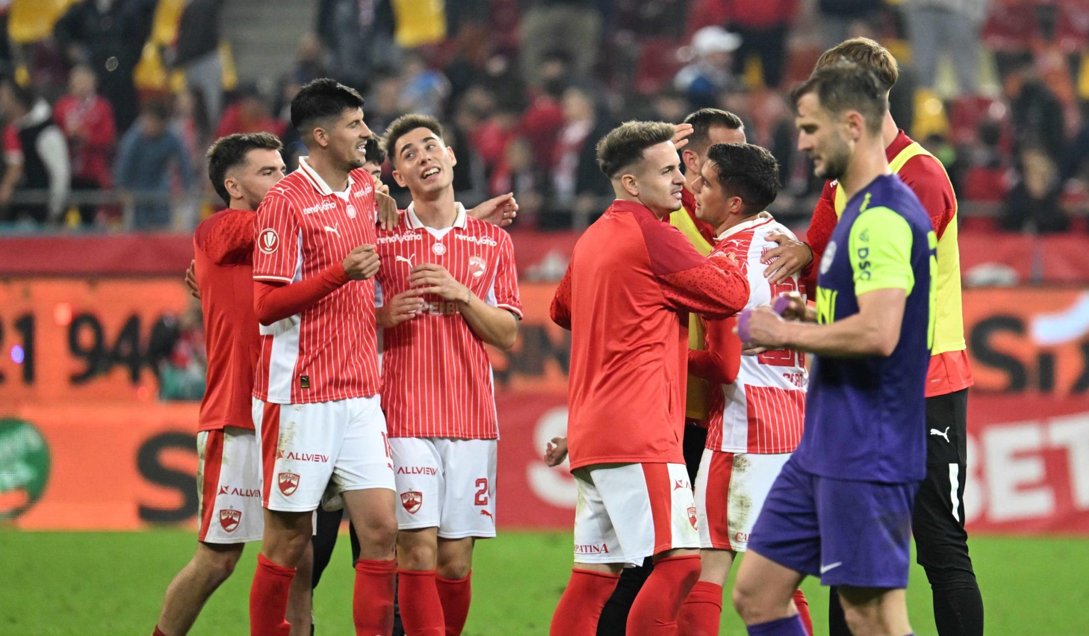 Stipe Perica, fost atacant al lui Dinamo, strălucește în Uzbekistan Atacantul croat Stipe Perica, care a evoluat la Dinamo București, a început cu dreptul aventura în fotbalul uzbec