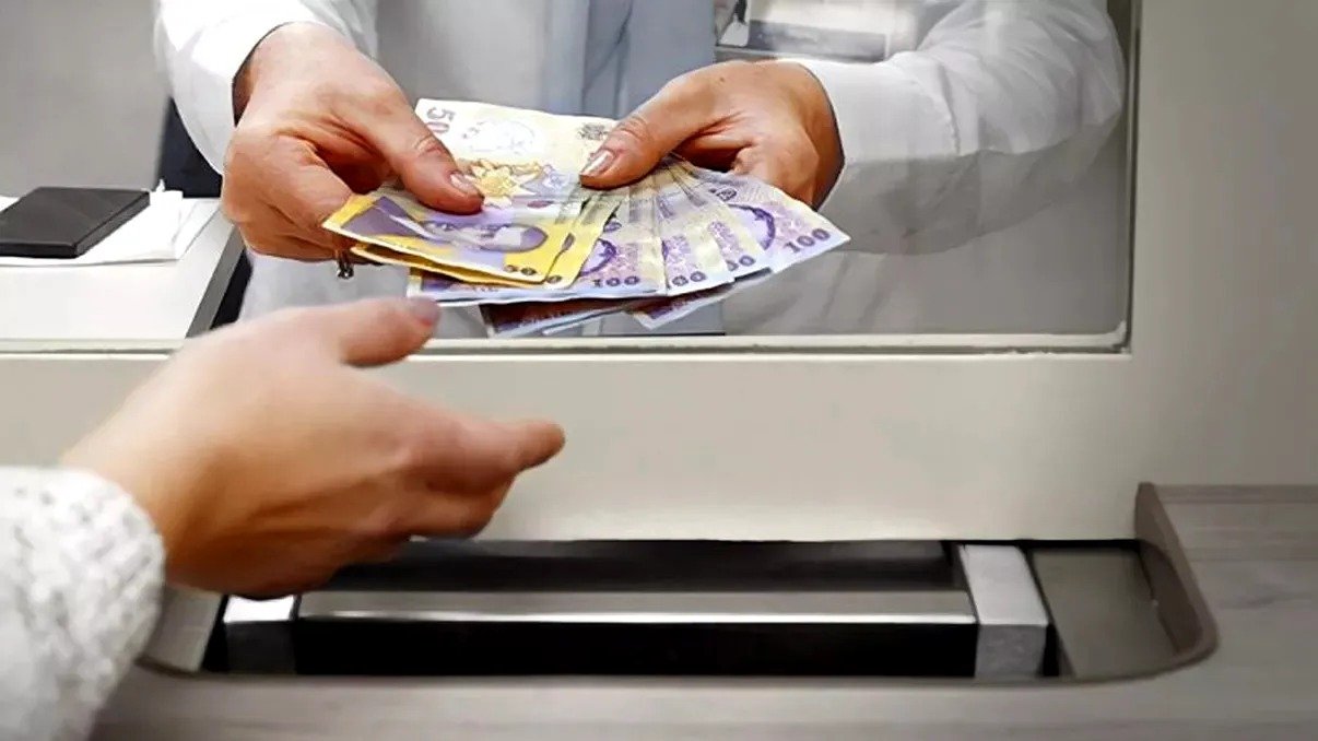 Dobânzile la credite încep să scadă, dar relaxarea va fi lentă Românii cu credite bancare vor resimți o ușoară reducere a presiunii financiare, odată cu scăderea dobânzilor, dar schimbările majore întârzie să apară