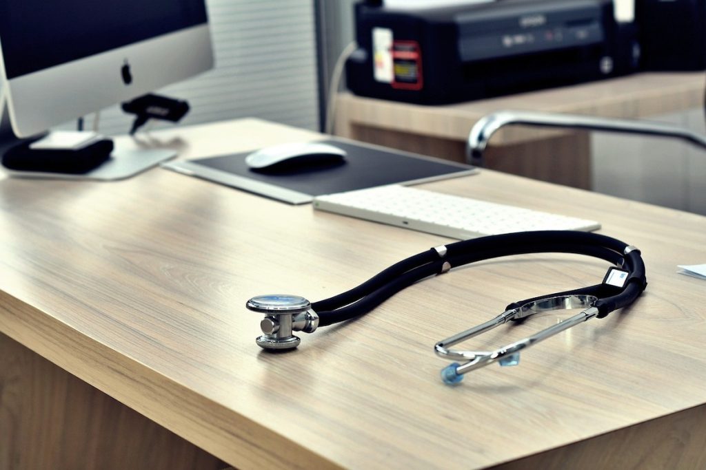 Controalele privind concediile medicale, declanșate de o creștere suspectă, scot la iveală abateri Primăria Sectorului 2 a solicitat controale ample asupra modului în care au fost acordate și justificate concediile medicale, în urma unei reorganizări administrative care a relevat o creștere neobișnuită a numărului acestora