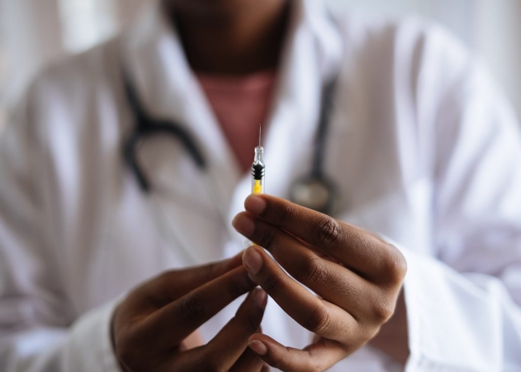 Medici din Covasna, trimiși în judecată pentru ucidere din culpă Parchetul de pe lângă Tribunalul Covasna a dispus trimiterea în judecată a doi medici care au activat în cadrul Unității de Primiri Urgențe (UPU) a Spitalului Județean de Urgență „Dr
