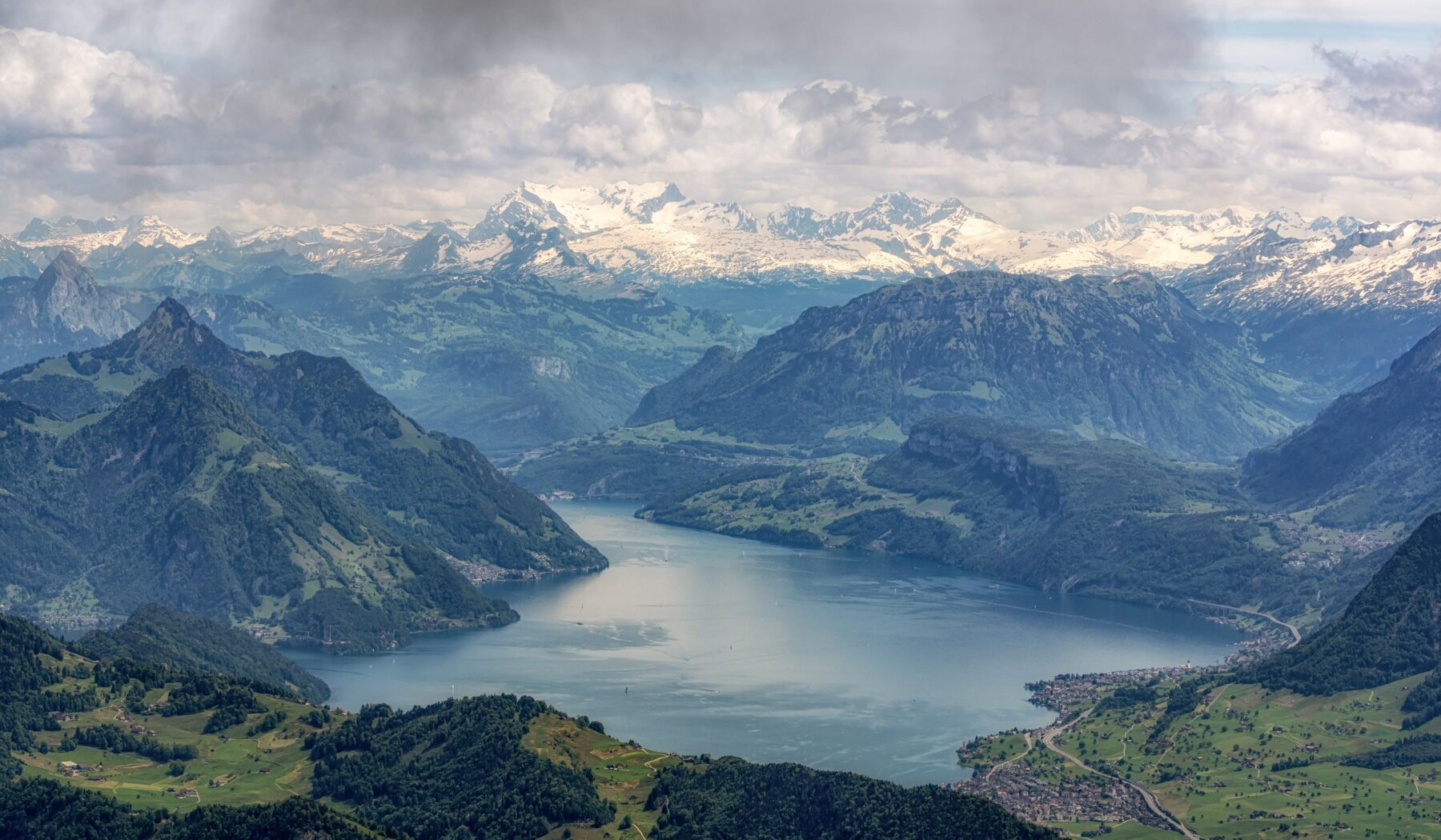 Elveția, în fața unui referendum privind limitarea populației O propunere controversată, susținută de partidul de extremă dreapta Uniunea Democratică de Centru (UDC), va fi supusă votului cetățenilor elvețieni pe 14 iunie