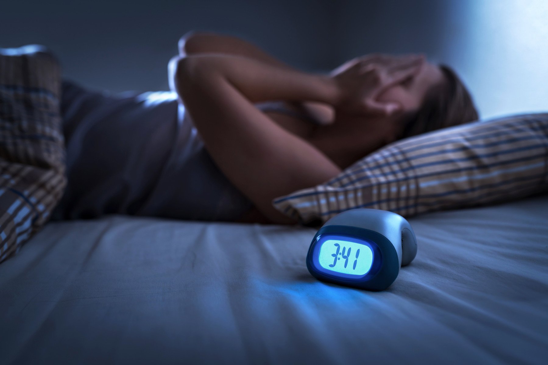 Gadgeturile de monitorizare a somnului, potențial pericol pentru insomniaci, arată un studiu recent Dispozitivele moderne de monitorizare a somnului, considerate adesea un instrument util pentru optimizarea odihnei, pot exacerba anxietatea în rândul persoanelor care suferă de insomnie