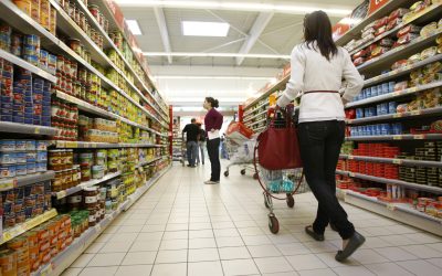 Turiștii din grecia, afectați de prețuri, preferă cumpărături din supermarketuri