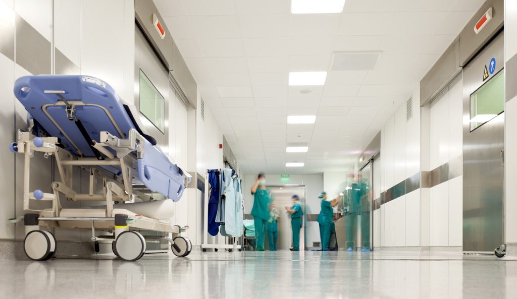 Ministrul Sănătății subliniază importanța ambulatoriilor într-un sistem medical suprasolicitat București, ținând cont de declarațiile recente ale ministrului Sănătății, Alexandru Rogobete, o majoritate covârșitoare a serviciilor medicale, estimată între 70% și 75%, nu necesită intervenție de urgență sau spitalizare continuă