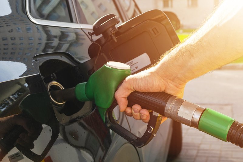 Șoferii scot mai mulți bani din buzunar: Benzina și motorina s-au scumpit din nou Prețul carburanților a crescut miercuri dimineață cu 15 bani pe litru, potrivit datelor disponibile în aplicația Monitorul Prețurilor la carburanți