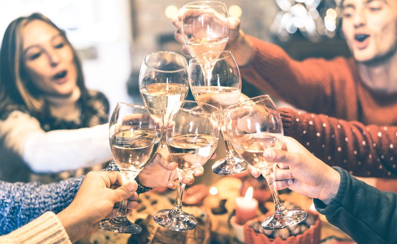 Mahmureala emoțională: de ce alcoolul ne face anxioși a doua zi Consumul de alcool poate avea efecte neașteptate asupra stării noastre emoționale, provocând anxietate, iritabilitate sau chiar depresie în ziua următoare