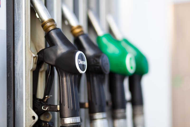 Motorina continuă să se scumpească, benzina stagnează Prețul motorinei a înregistrat o nouă creștere vineri, majorând costul cu încă nouă bani pe litru