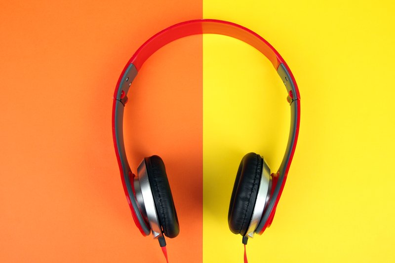 Vânzările de căști cu fir cresc. De ce Bluetooth nu mai e la modă?