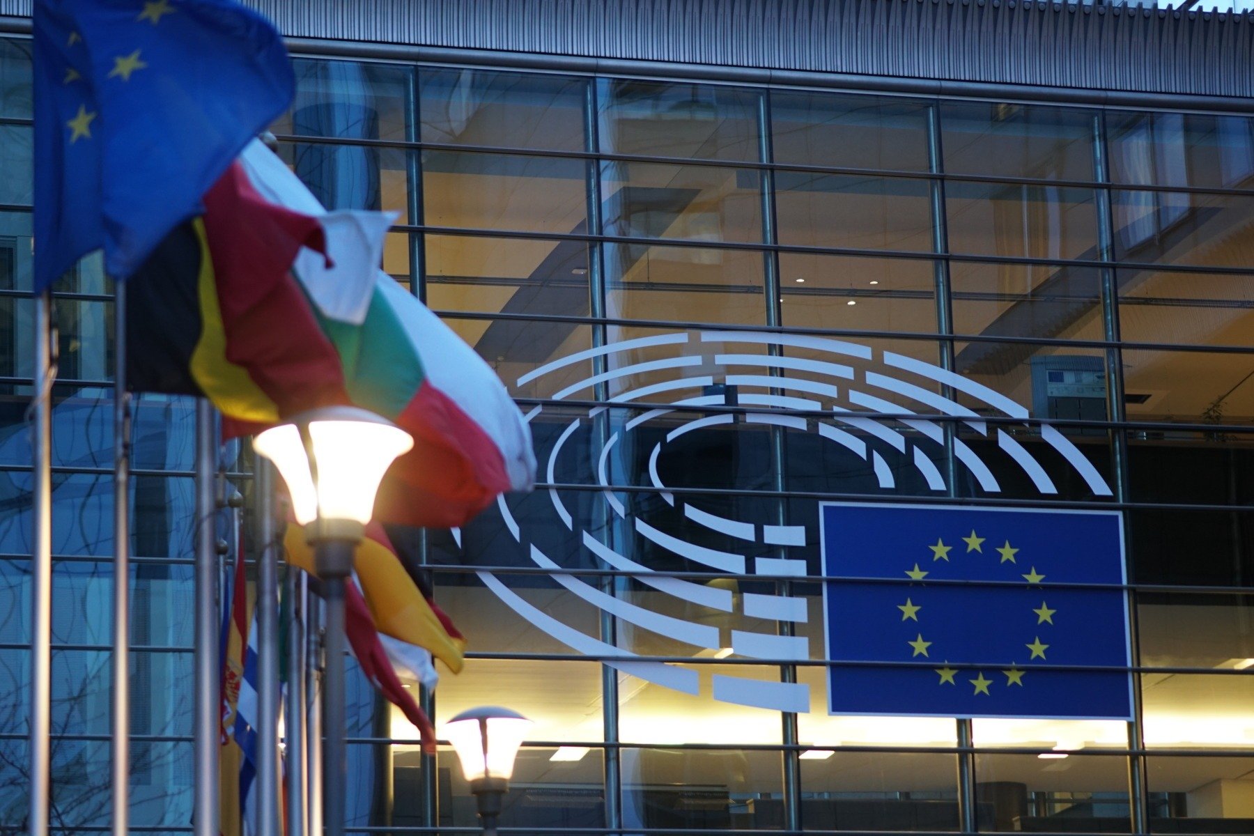 Comisia Europeană cere statelor membre să se pregătească pentru potențiale probleme de aprovizionare cu petrol Bruxelles-ul solicită statelor membre ale Uniunii Europene să inițieze măsuri coordonate pentru asigurarea aprovizionării cu petrol și produse petroliere rafinate