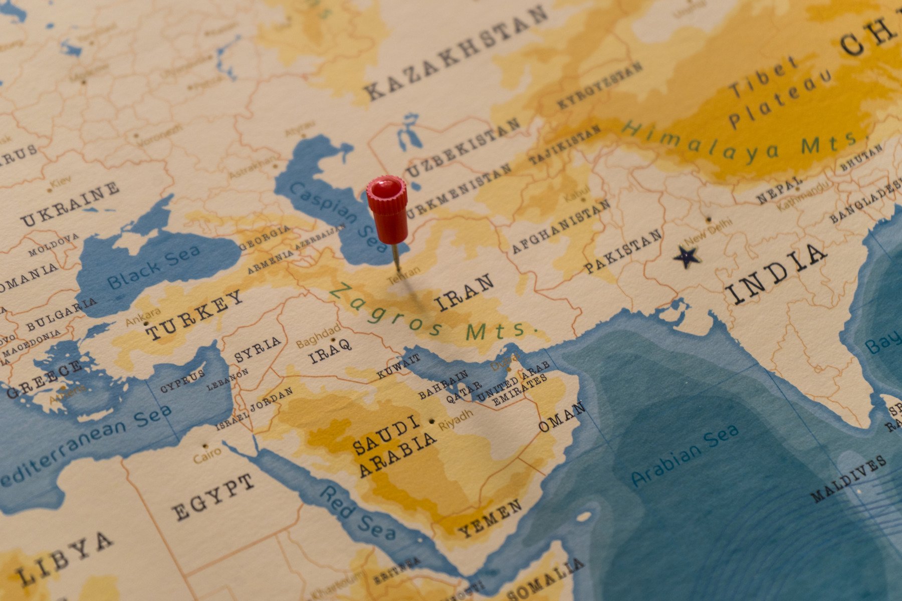 Escaladarea conflictului SUA-Israel-Iran: Teheranul, un potențial beneficiar Tensiunile în creștere între Statele Unite, Israel și Iran, pe fondul conflictului din Orientul Mijlociu, ar putea paradoxal să favorizeze Teheranul, în ciuda superiorității militare evidente a adversarilor săi
