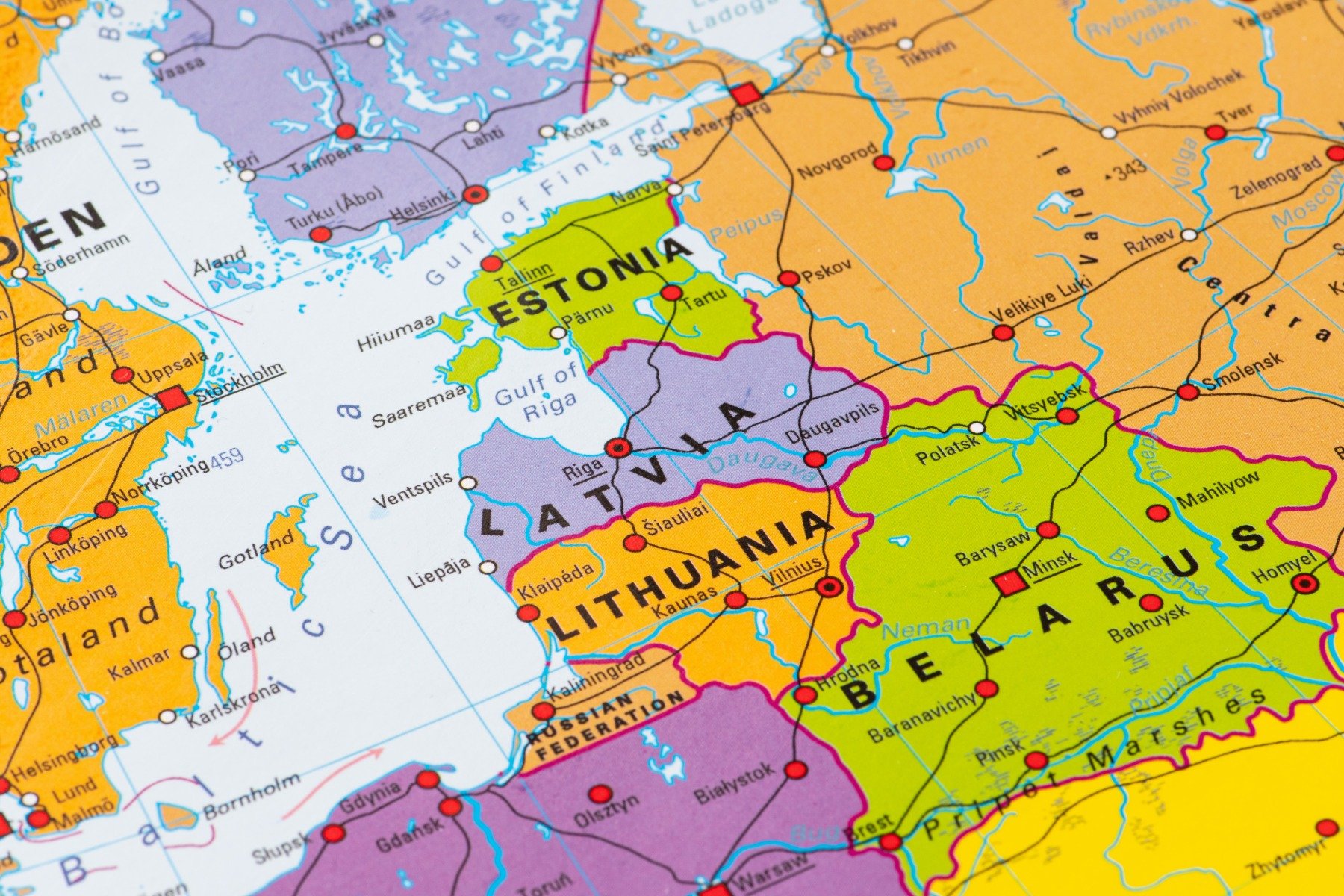 Atacuri ucrainene vizează un port strategic și infrastructura energetică rusească Un important port rusesc situat în Golful Finlandei, alături de o serie de instalații energetice din sudul Rusiei, au fost țintele unor atacuri aeriene atribuite Ucrainei, conform informațiilor furnizate de autoritățile locale miercuri dimineață