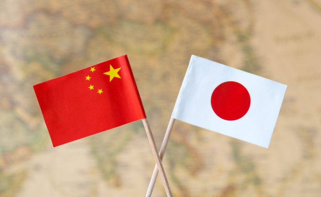 Japonia abandonează o formulare cheie în descrierea relațiilor cu China, pe fondul tensiunilor crescute Guvernul japonez se pregătește să abandoneze descrierea relației cu China drept „una dintre cele mai importante”, potrivit unui proiect al raportului diplomatic anual al țării