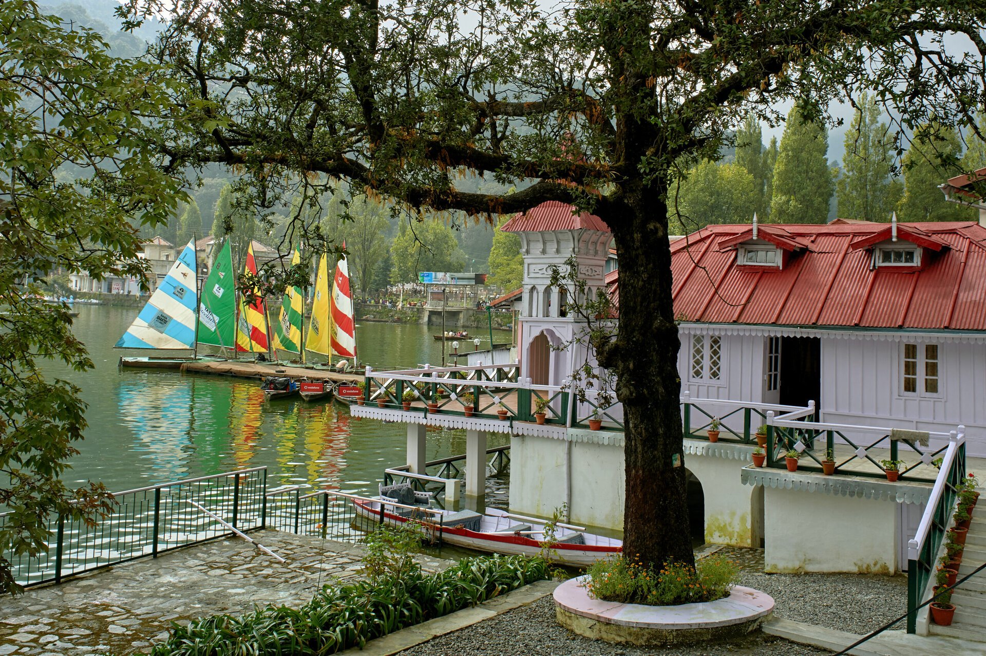 Kathdhara, o simfonie vizuală în culorile munților Himalaya Satul Kathdhara, în inima munților Himalaya, este surprins într-o explozie de culori, un tablou viu modelat de lumina blândă a serii