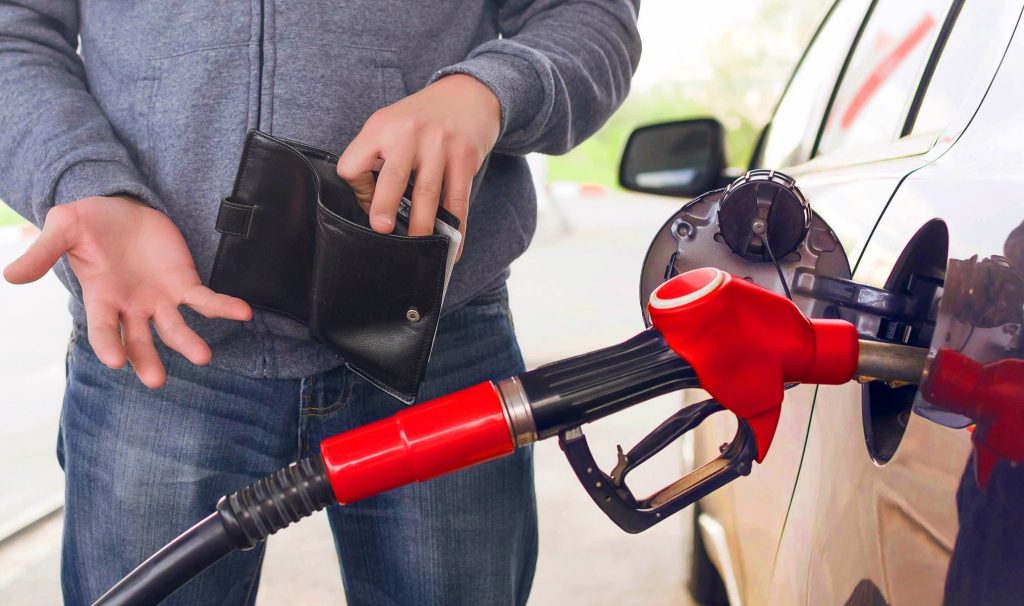 Economiile la pompă: Cum să reduci consumul de combustibil Prețurile carburanților continuă să crească, iar șoferii caută modalități de a diminua cheltuielile la pompă