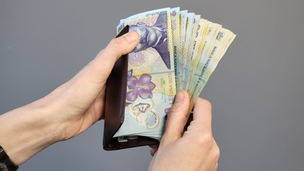 Capcanele financiare ale românilor: Cum să-ți protejezi bugetul de cheltuieli inutile Economisirea este o provocare constantă pentru mulți români, iar identificarea obiceiurilor costisitoare este primul pas pentru a avea un control mai bun asupra finanțelor personale