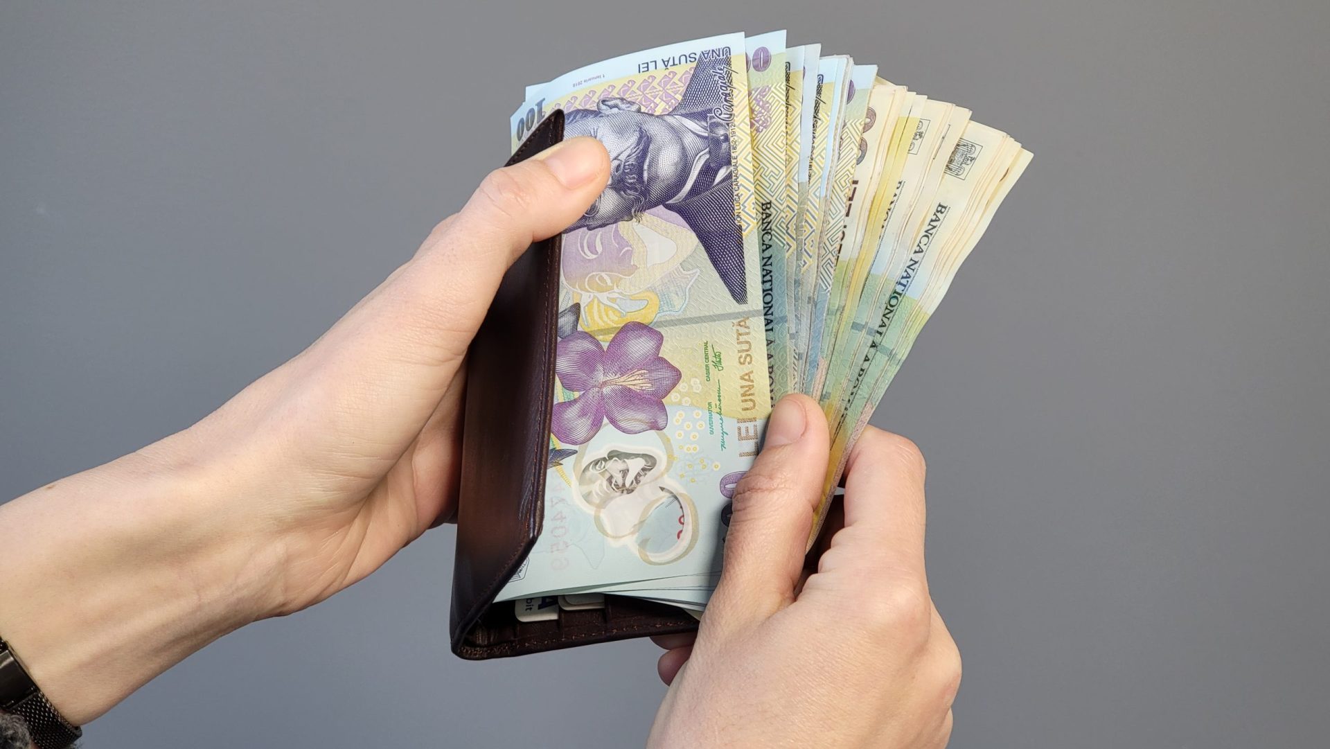 Capcanele financiare ale românilor: Cum să-ți protejezi bugetul de cheltuieli inutile Economisirea este o provocare constantă pentru mulți români, iar identificarea obiceiurilor costisitoare este primul pas pentru a avea un control mai bun asupra finanțelor personale