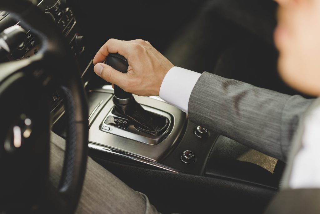 Cutia de viteze manuală, pe cale de dispariție în Marea Britanie Numărul de mașini noi cu cutie de viteze manuală disponibile în Marea Britanie se reduce rapid, pe fondul tranziției către vehicule electrice și a creșterii popularității celor cu transmisie automată