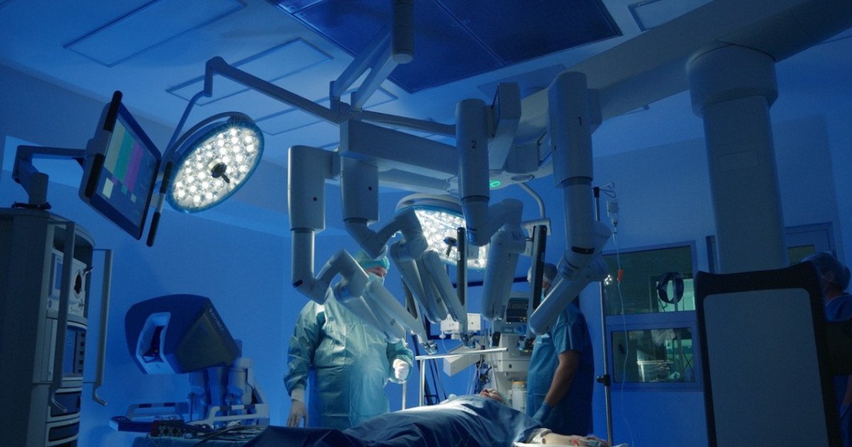 Roboții chirurgicali în spitalele românești: promisiuni și realități România dispune de 21 de roboți chirurgicali distribuiți în 16 spitale publice, dar utilizarea acestora a fost limitată până acum din cauza costurilor ridicate