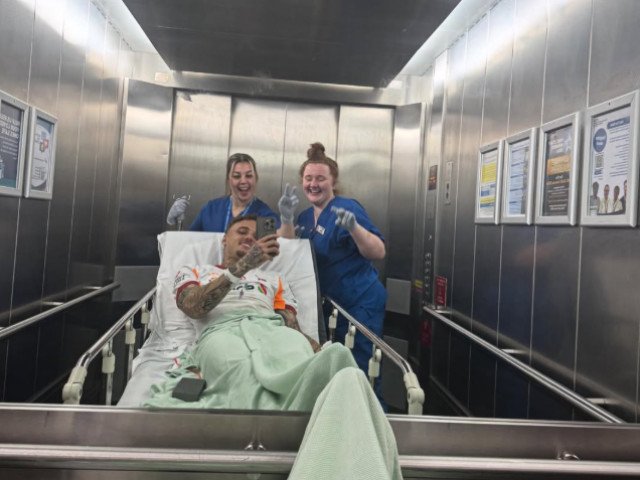 Accidentare gravă pentru Noa Lang: Fotbalistul lui Galatasaray, operat după un meci cu Liverpool Noa Lang, jucătorul olandez al echipei Galatasaray, a suferit o accidentare gravă la deget în timpul meciului cu Liverpool din Europa League