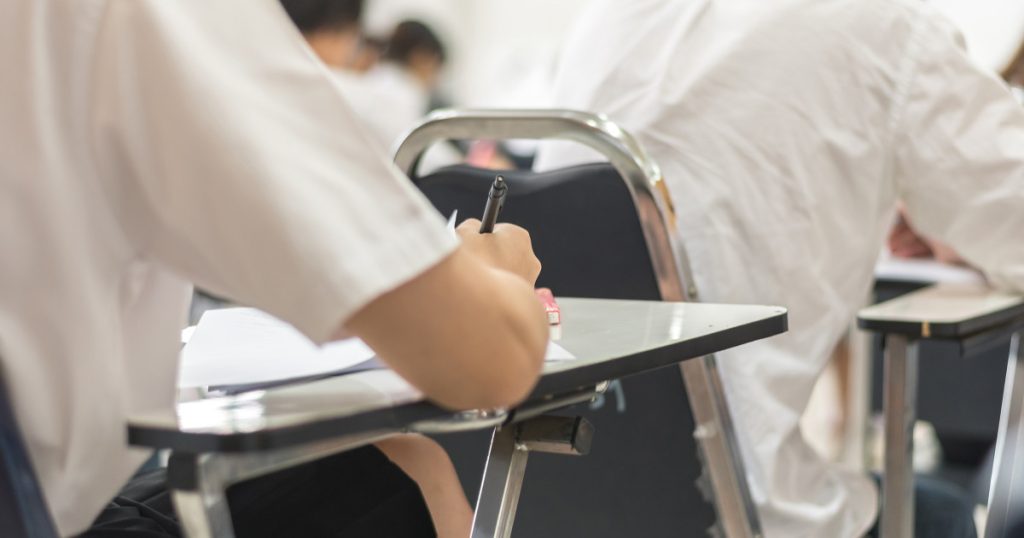 Simularea de Bacalaureat 2026: Elevii au susținut proba la alegere, rezultatele finale vin în aprilie București – Elevii de liceu din clasele a XII-a și a XIII-a au susținut miercuri, 25 martie, proba la alegere a profilului și specializării în cadrul simulării examenului de Bacalaureat 2026