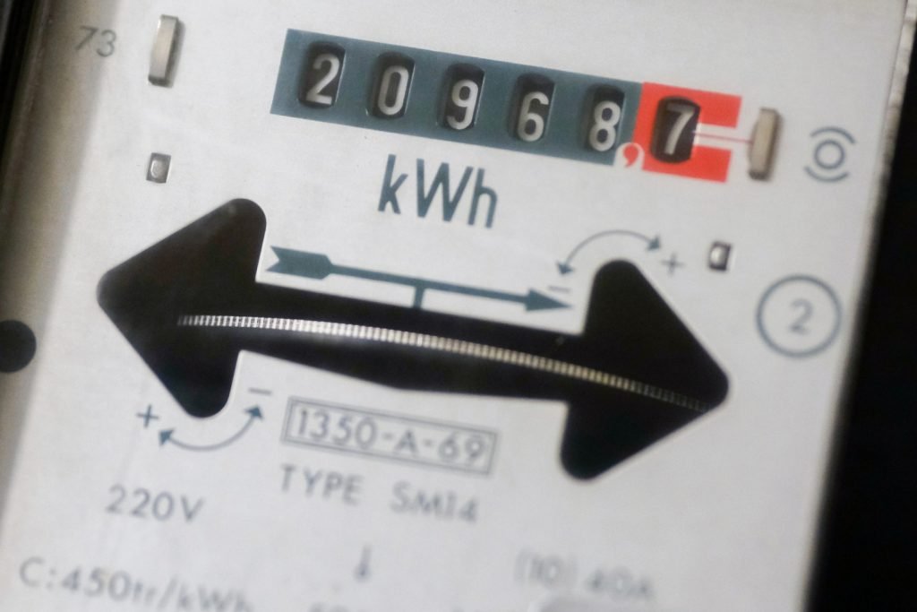 Delgaz Grid: Peste 1.200 de intervenții ilegale la instalațiile de energie electrică, în 2023 Anul trecut, compania de distribuție Delgaz Grid a raportat 1.275 de cazuri de intervenții ilegale la instalațiile de energie electrică, în cele 20 de județe unde își desfășoară activitatea