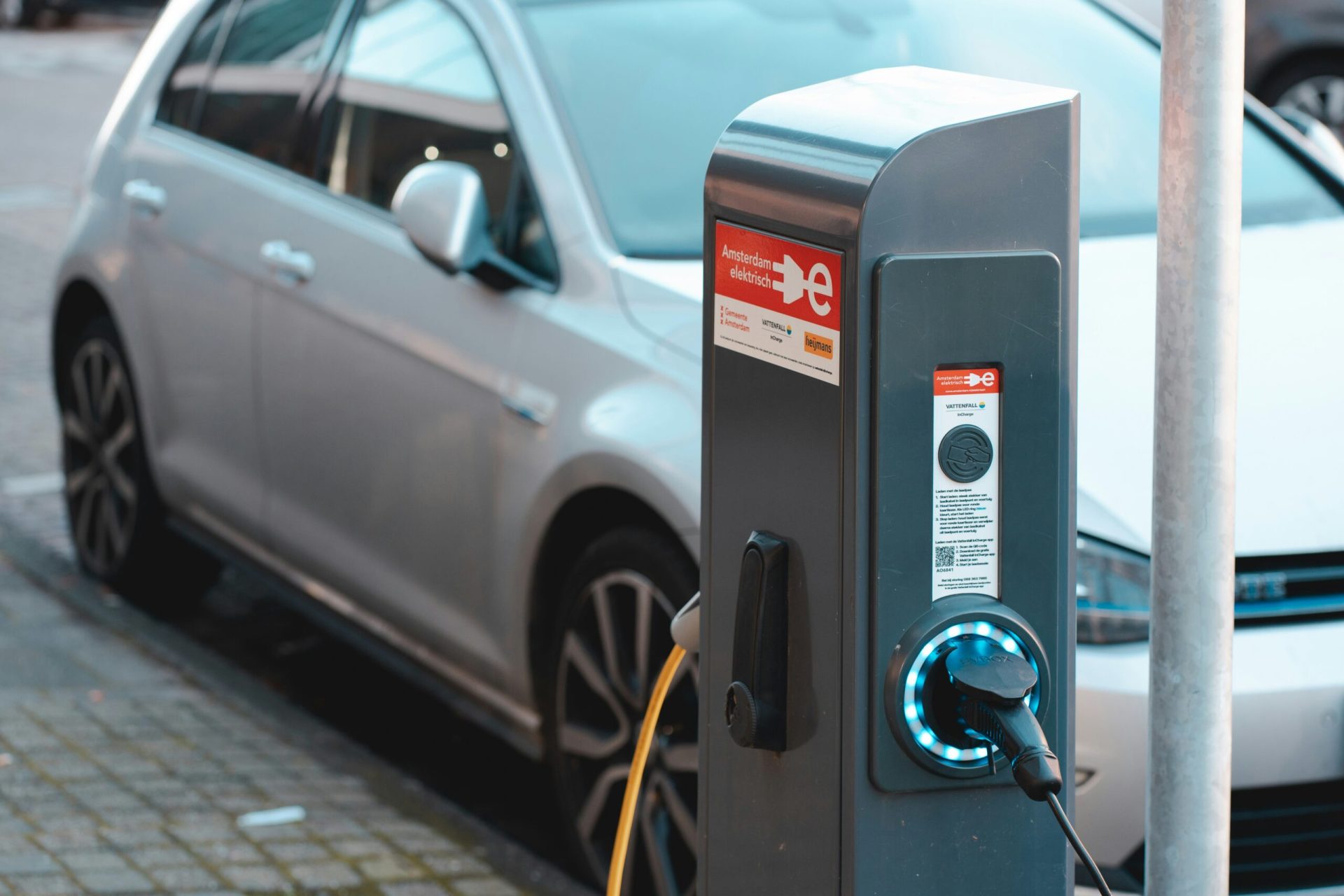 Stații de încărcare electrice de un milion de euro pentru instituțiile sectorului 3
