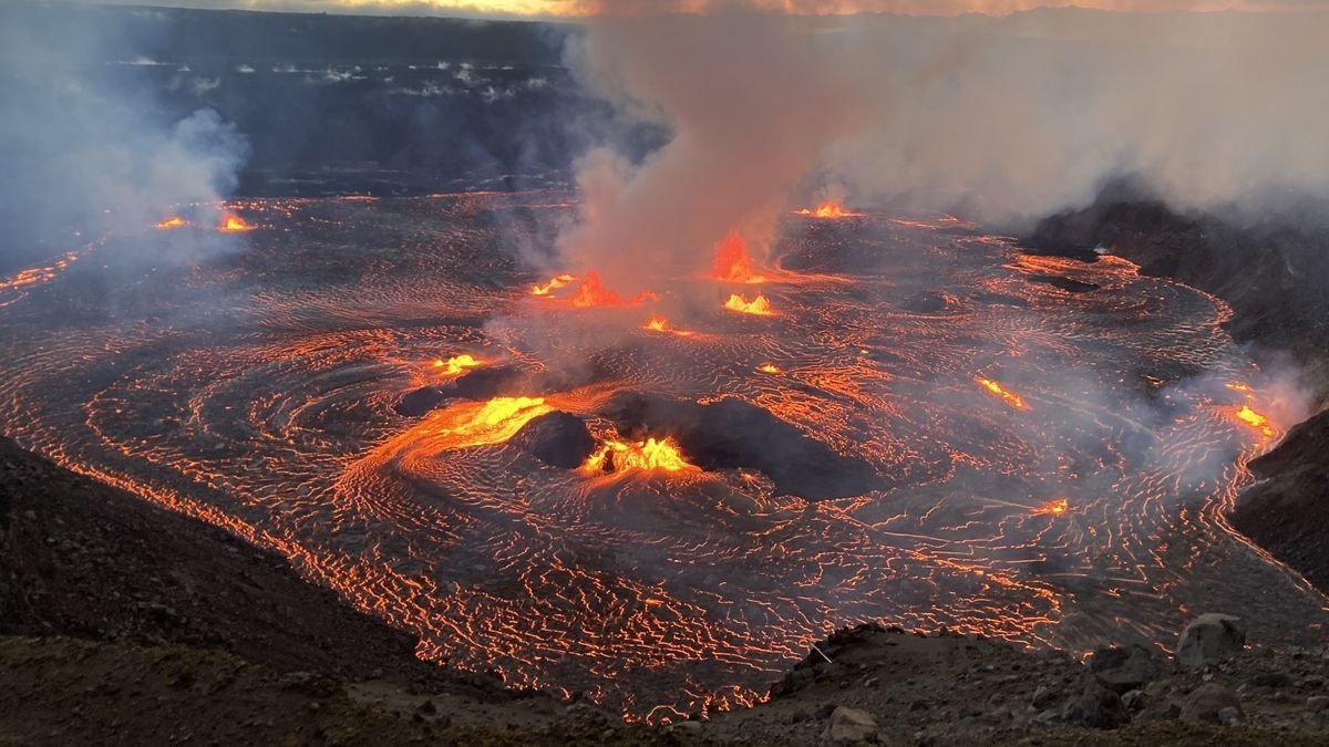 „Părul lui Pele”: Firele misterioase de sticlă vulcanică dezvăluie secretele erupțiilor Fire subțiri și fragile, asemănătoare părului, care ies din lava incandescentă, poartă numele poetic de „părul lui Pele”, după divinitatea hawaiiană a vulcanilor