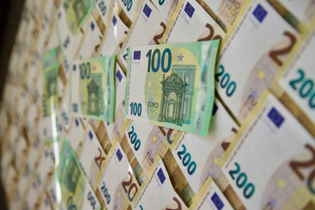 Testament anulat în Italia: O moștenire controversată de 100.000 de euro Tribunalul din Reggio Emilia a luat o decizie importantă, anulând testamentul unei femei în vârstă care lăsa o sumă considerabilă de bani unei îngrijitoare