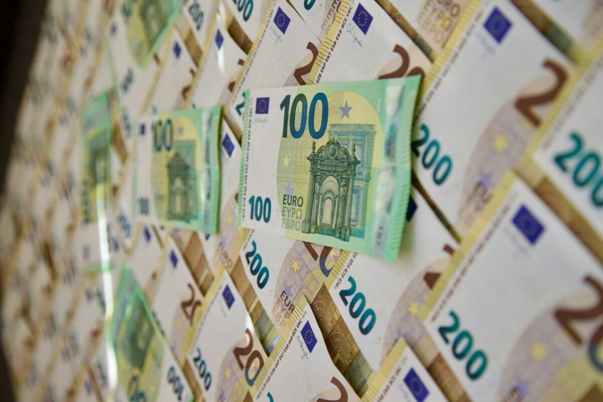 Testament anulat în Italia: O moștenire controversată de 100.000 de euro Tribunalul din Reggio Emilia a luat o decizie importantă, anulând testamentul unei femei în vârstă care lăsa o sumă considerabilă de bani unei îngrijitoare